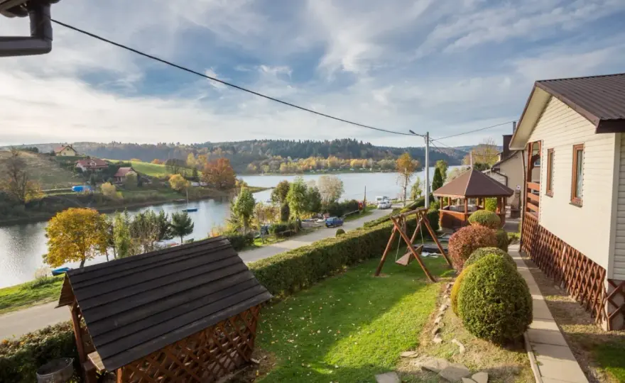 Dolnośląskie domki nad jeziorem: Jak znaleźć i zaoszczędzić?