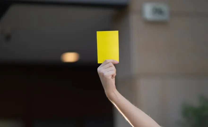 Kartki w piłce nożnej - Za co sędzia je pokazuje i jakie są kary?