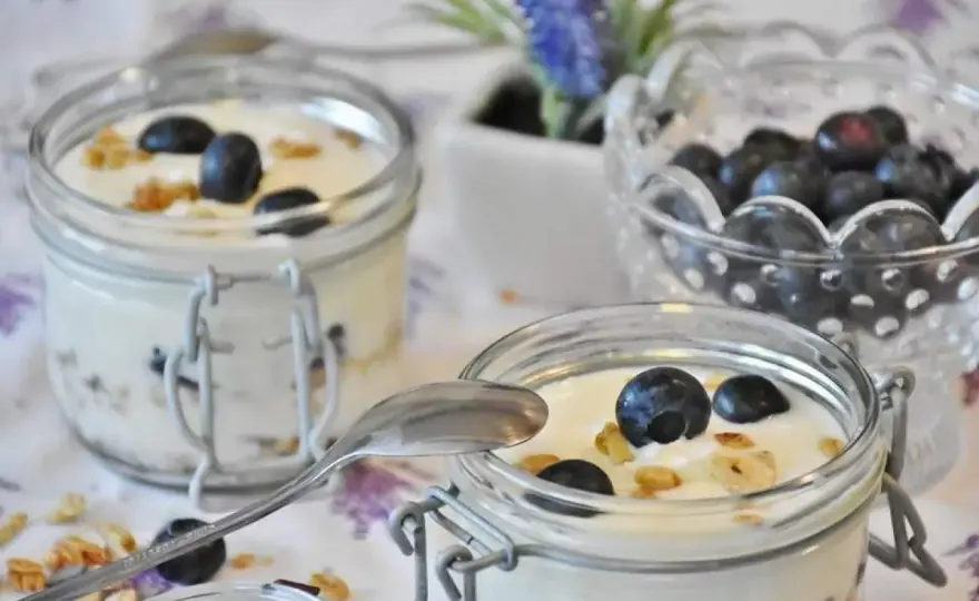 Jogurt naturalny a cholesterol: obniża, podnosi czy jest neutralny?