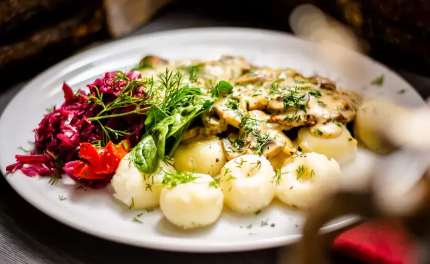 Gdzie zjeść w Świętej Katarzynie? Odkryj najlepsze lokale gastronomiczne