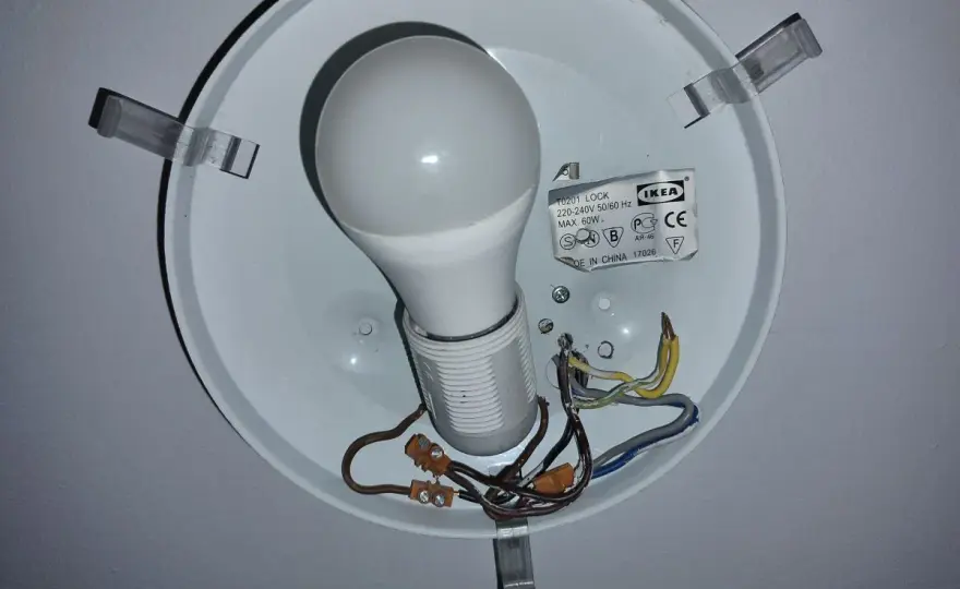 Jak zdjąć klosz z lampy? Bezpieczny demontaż krok po kroku