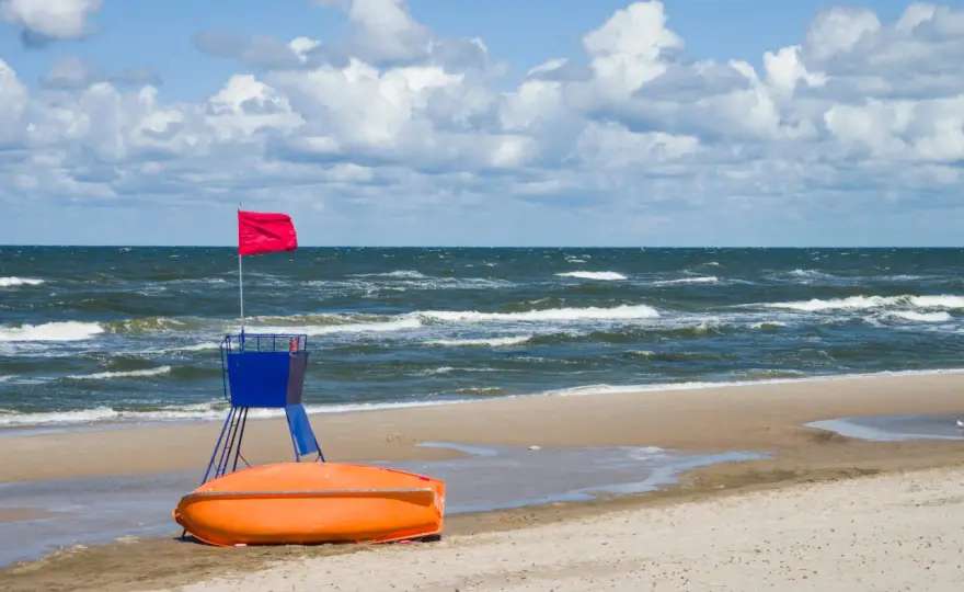 Zakaz kąpieli nad morzem - Co robić, gdy plaża jest zamknięta?