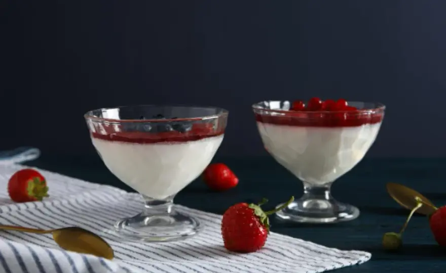 Panna cotta w pucharkach - Jak serwować, by zachwycić gości?