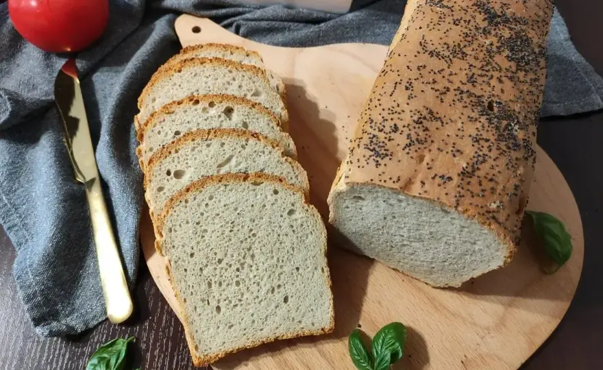 Keto chleb - jak upiec bochenek, który się nie kruszy