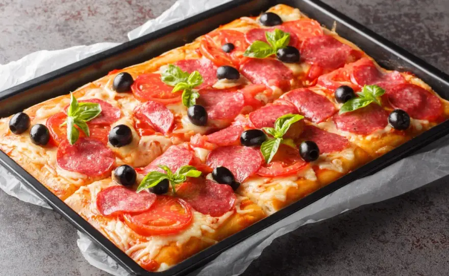 Pizza z ciasta francuskiego - Chrupiąca i szybka kolacja!