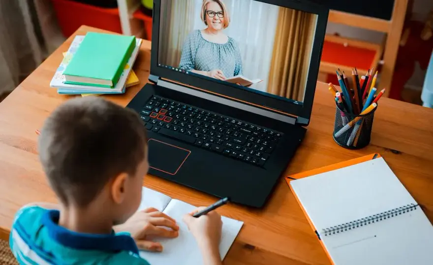 Zdalne nauczanie ile godzin dziennie? Sprawdź, co mówią rodzice