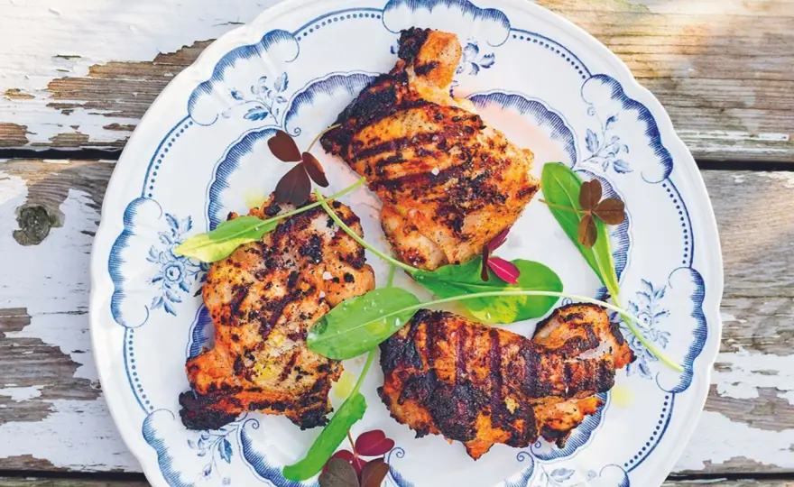 Så lyckas du med yoghurtmarinerad kyckling på grillen