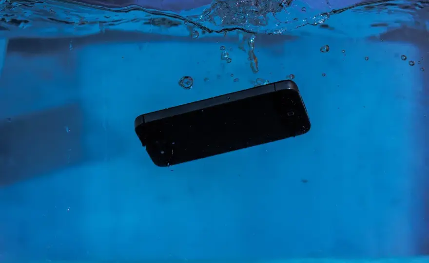 iPhone 13: Wodoodporny czy wodoszczelny? Co z gwarancją?