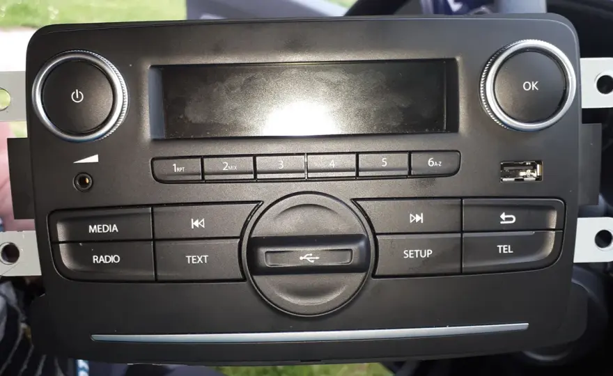 Kod do radia Dacia Duster: Jak odblokować radio krok po kroku?
