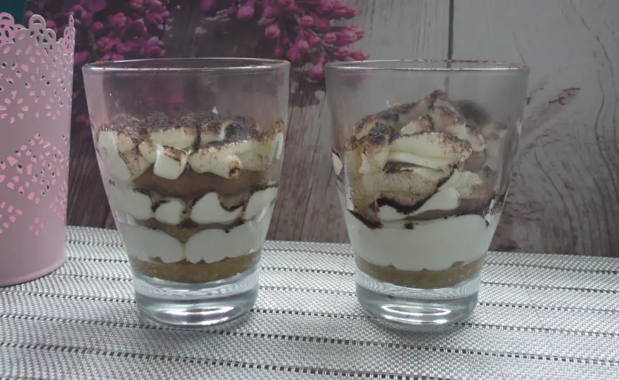 Szybkie Tiramisu bez jajek - Zrób idealny deser w 15 minut!