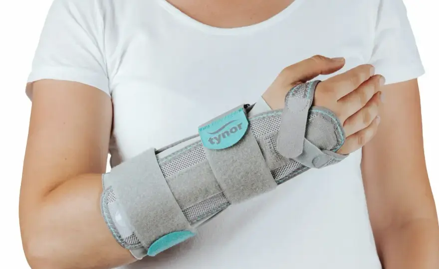 Orteza czy gips? Jak wybrać właściwe unieruchomienie