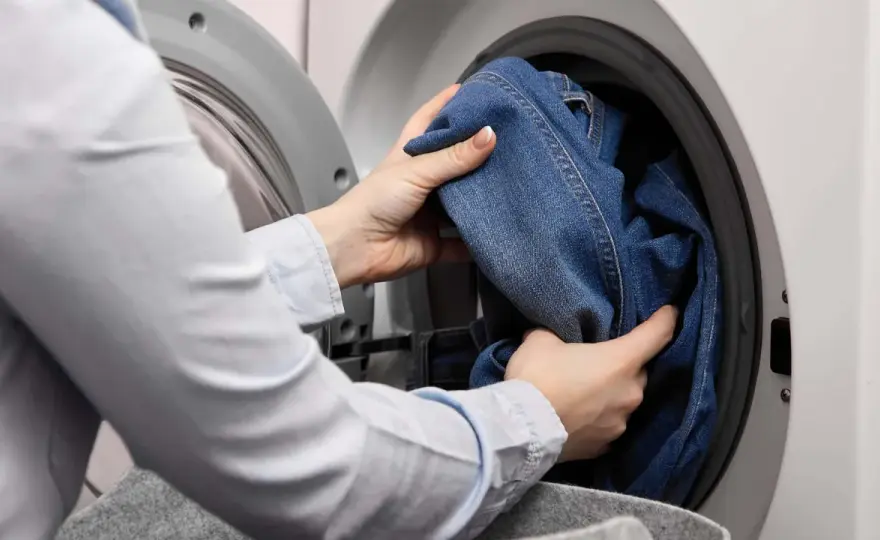 Jeans waschen mit anderer Wäsche? So geht's richtig!