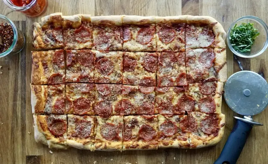 Pizza z blachy: przepis na chrupiący spód i miękki środek