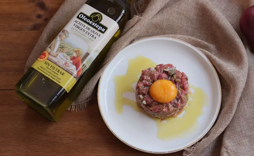 Steak tartar clásico para dos con aliño equilibrado