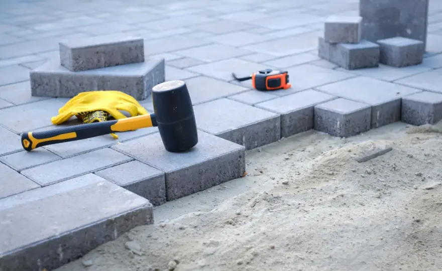 Jaki beton pod kostkę wybrać? Klasy, grubość i wykonanie