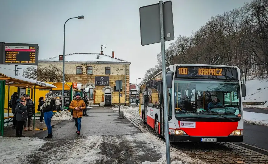Autobus do Karpacza: Skąd i jak dojechać bez stresu?