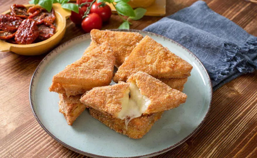 Mozzarella in carrozza - Jak zrobić idealną, chrupiącą kanapkę?