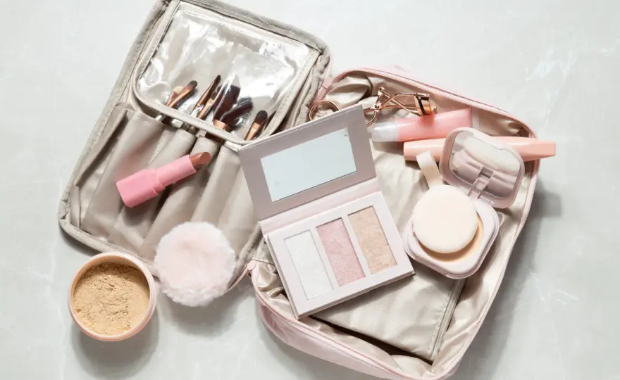 Maquillage en bagage cabine - règles et trousse idéale