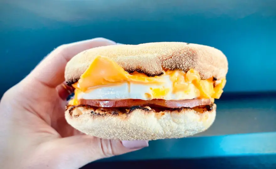 McMuffin farmerski - skład, kalorie i przepis na domową wersję