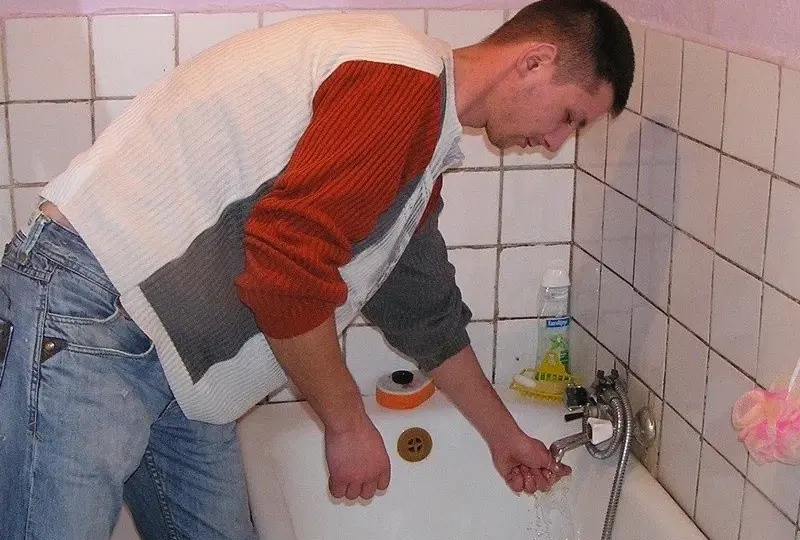 Dlaczego woda z kranu kopie prądem? Oto niebezpieczne przyczyny