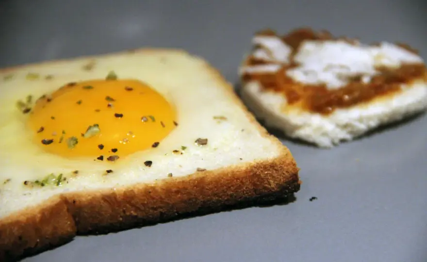Pain de mie et œuf à la poêle - la recette qui marche