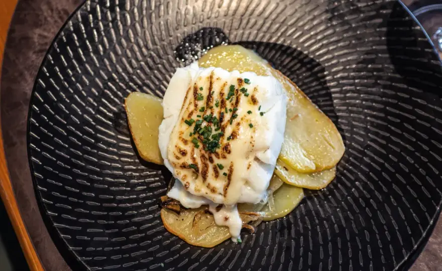 Bacalao gratinado con alioli, jugoso y bien dorado