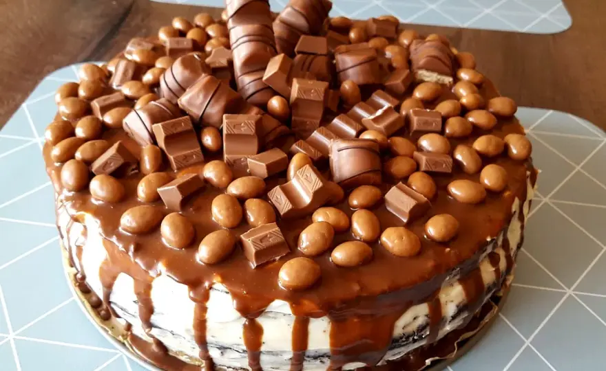 Tort kinder z malinami i czekoladą - jak zrobić efektowny deser