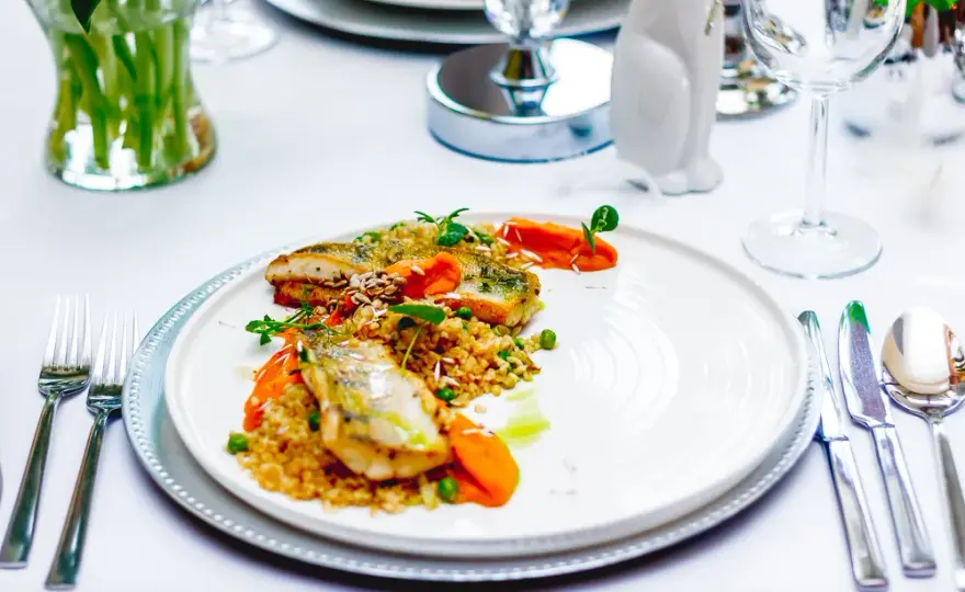 Gdzie zjeść w Jastrzębiej Górze? Najlepsze restauracje i smaki