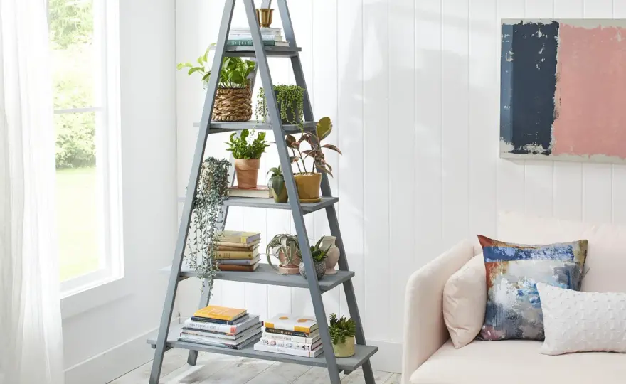 Perchero escalera DIY para ganar orden sin recargar la casa