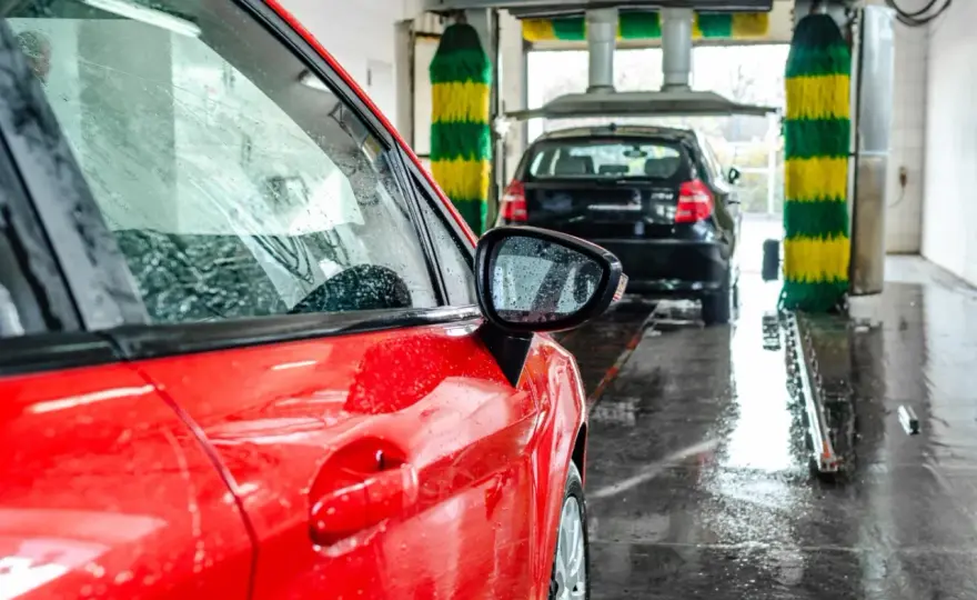 Ceny myjni automatycznych w Polsce: Orlen, BP, Shell jak oszczędzać?