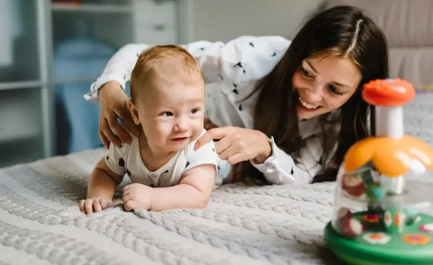 Cosa fare con un neonato di un mese - giochi e tummy time