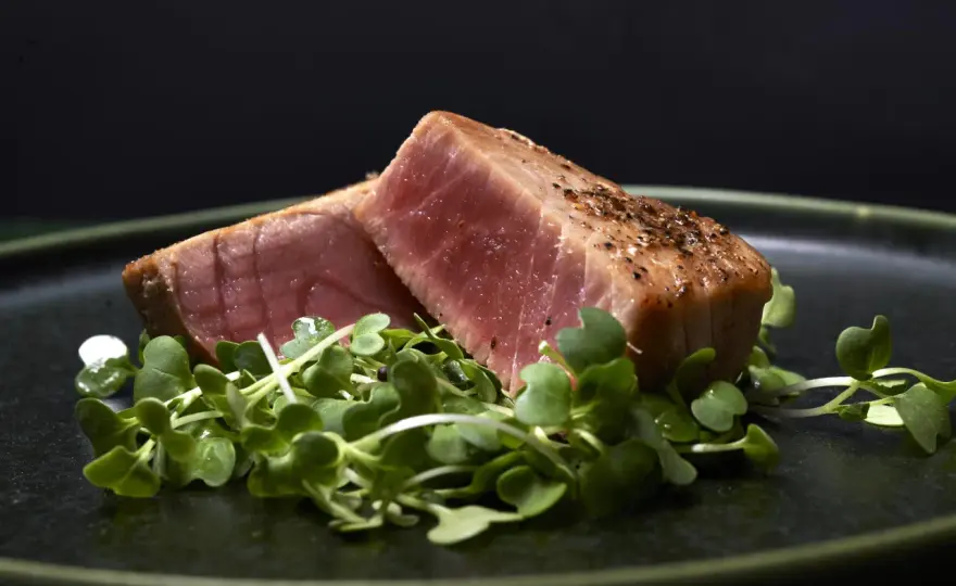 Grilla tonfisk perfekt - saftig kärna och rökig yta