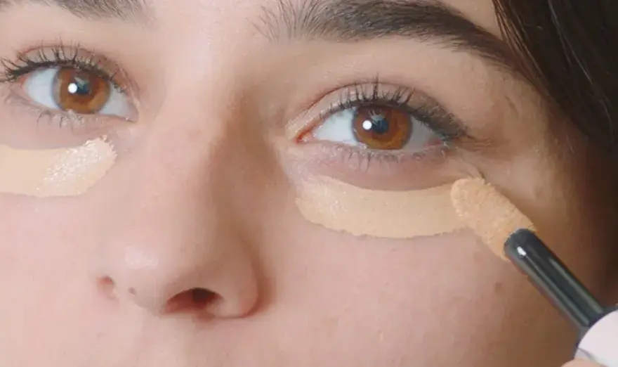 ¿El antiojeras va antes o después del maquillaje?