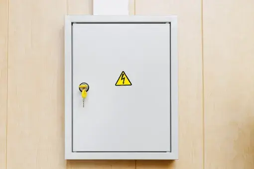 Jak zamaskować skrzynkę elektryczną i poprawić estetykę wnętrza