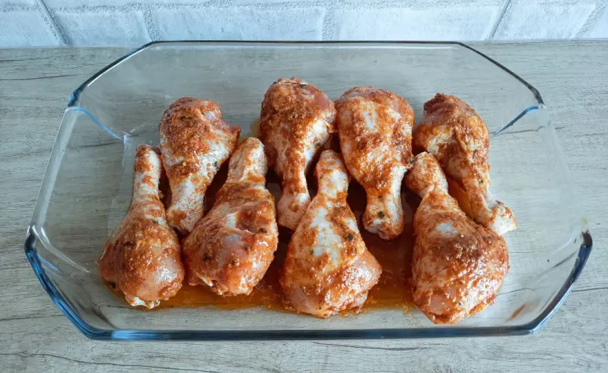 Jak piec pałki kurczaka? Czas, temperatura i chrupiąca skórka