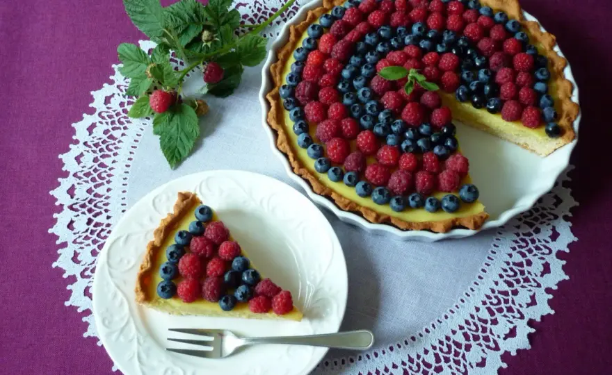 Tarta z kremem budyniowym - Jak zrobić idealnie kruchy spód i krem?
