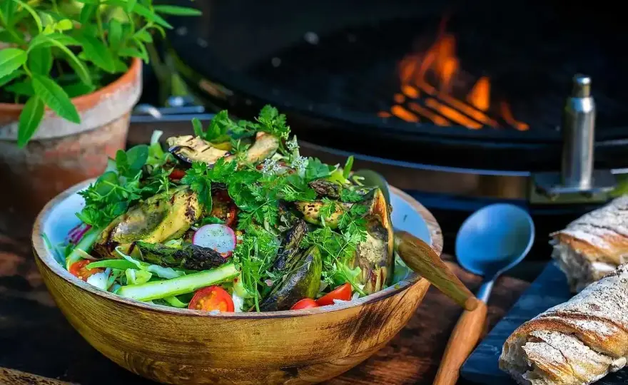 Sallad till grillat - så bygger du smak och balans