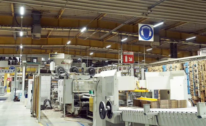Oświetlenie magazynu LED - Jak oszczędzić 75% i poprawić pracę?