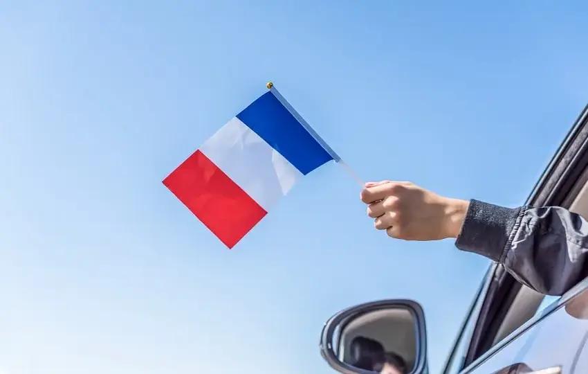 Jak się płaci za autostrady we Francji? Odkryj tanie metody i koszty