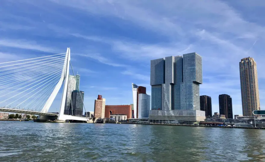 Gdzie leży Rotterdam? Odkryj jego wyjątkowe położenie w Holandii