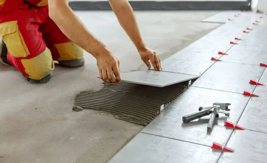 Kafelkowanie DIY: Jak położyć płytki, by trzymały lata?