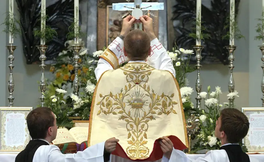 Czarna msza - Czym jest i co Kościół o niej sądzi?