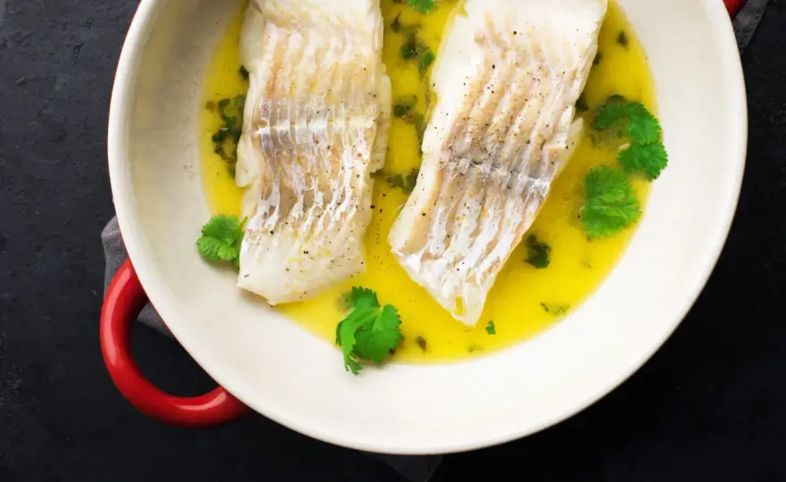 Halibut pieczony ze skórą - prosty sposób na soczystą rybę