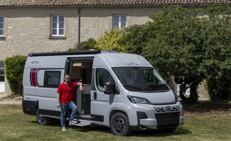 Fourgon aménagé ou camping-car - Lequel choisir en 2026?