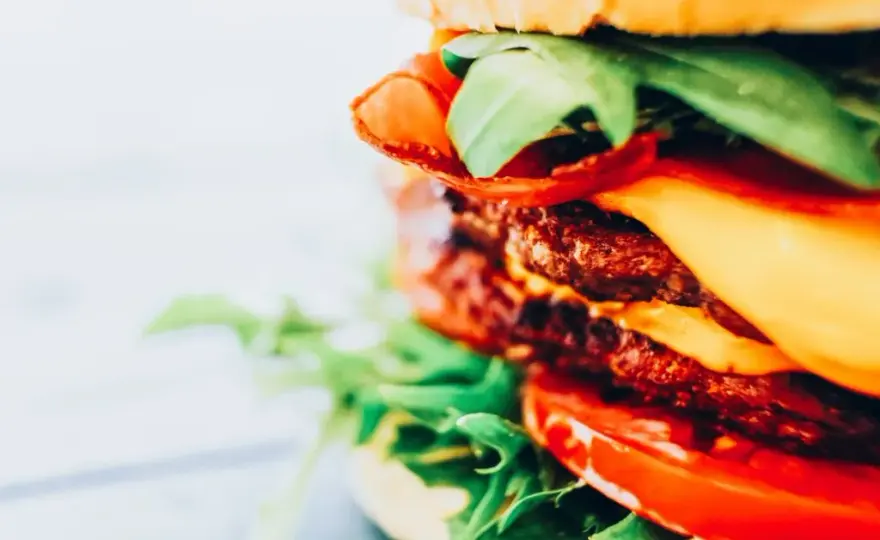 Jakie warzywa do burgera? Odkryj najlepsze dodatki dla smaku