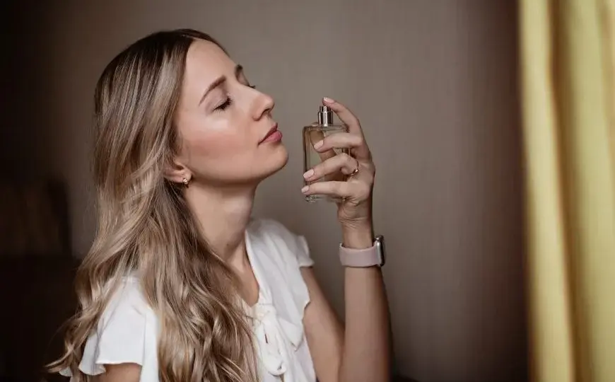 Jak wybrać perfumy damskie? Poradnik, zapachy i trendy