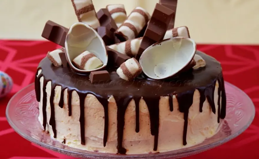 Tort Kinder Bueno, który trzyma formę i nie jest za słodki