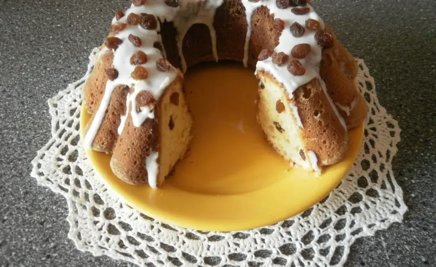 Babka drożdżowa z rodzynkami - przepis, który zawsze wychodzi