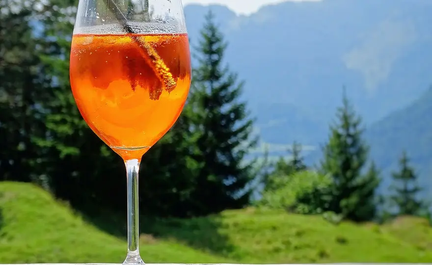Aperol spritz - przepis na kultowy włoski drink z Aperolu, proste proporcje