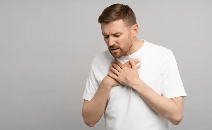 Skąd się bierze czkawka? Przyczyny i co z nią zrobić, aby nie męczyła